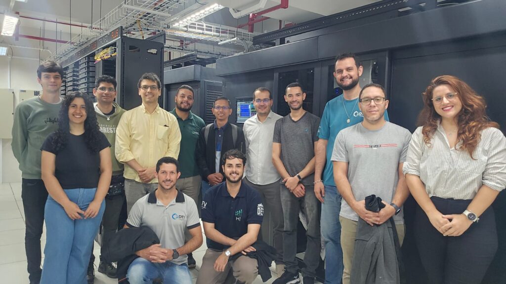 Foto da equipe em visita ao Cluster da UFV